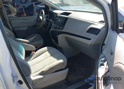 2011 Toyota Sienna z USA, uszkodzony, nr VIN 5TDKA3DC1BS002075